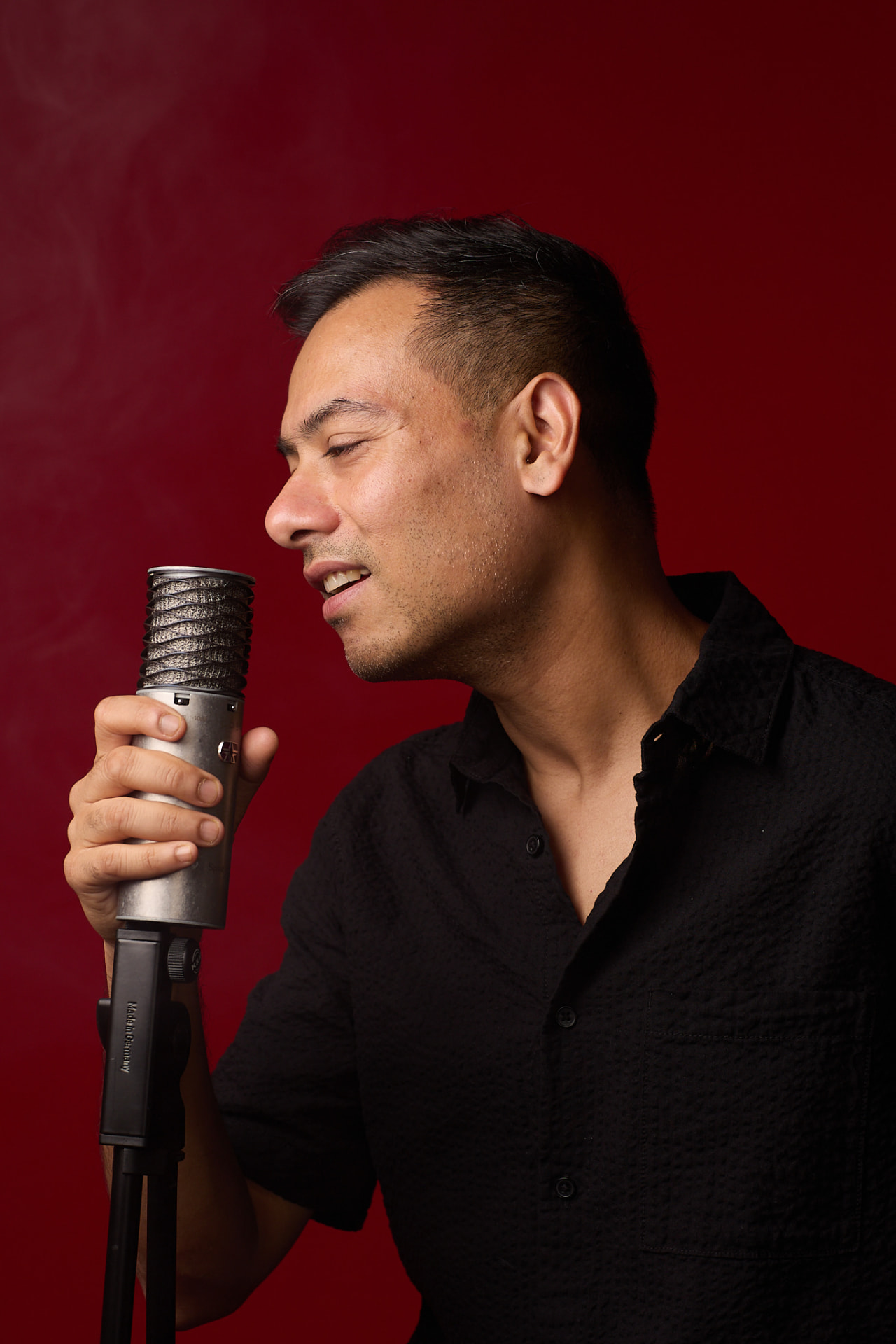 RJSoulflow singing into a vintage microphone